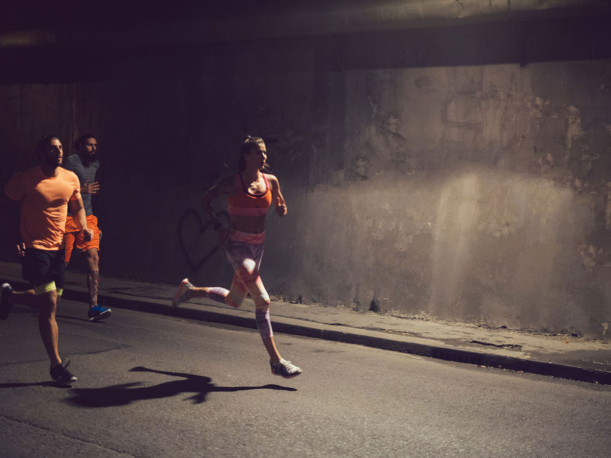 Personer joggar i tunnel, Lagotto Executive Search & Interim