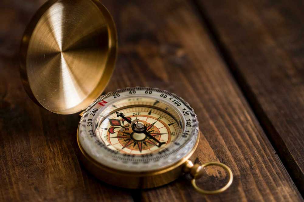 Kompass på bord, Lagotto Executive Search & Interim