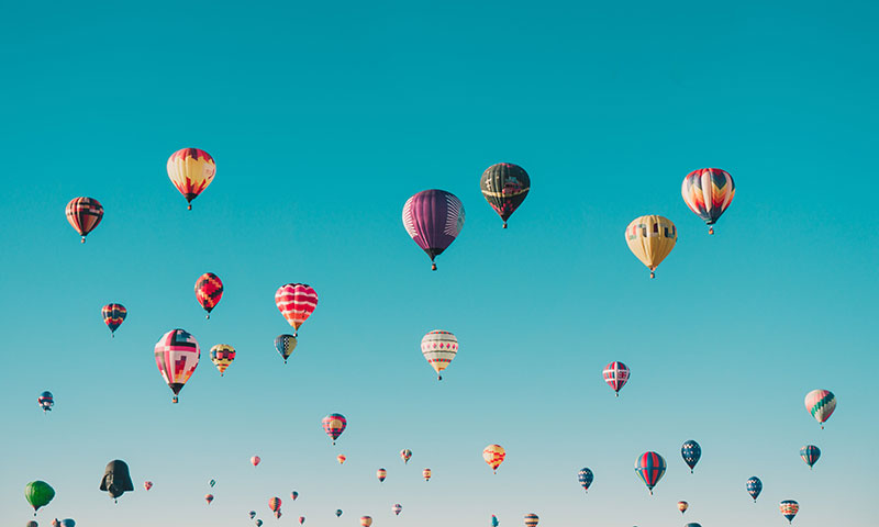 Luftballonger flyger i luften