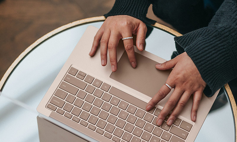 Två händer skriver på laptop, Lagotto Executive Search & Interim
