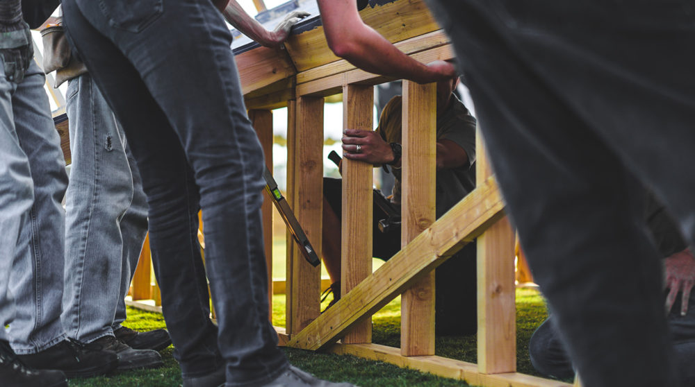Flera hantverkare bygger staket, Lagotto Executive Search & Interim