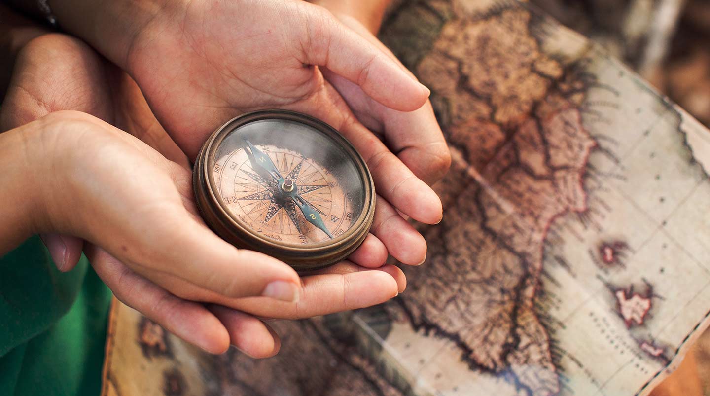 Två händer håller i kompass mot karta, #lagottosearch