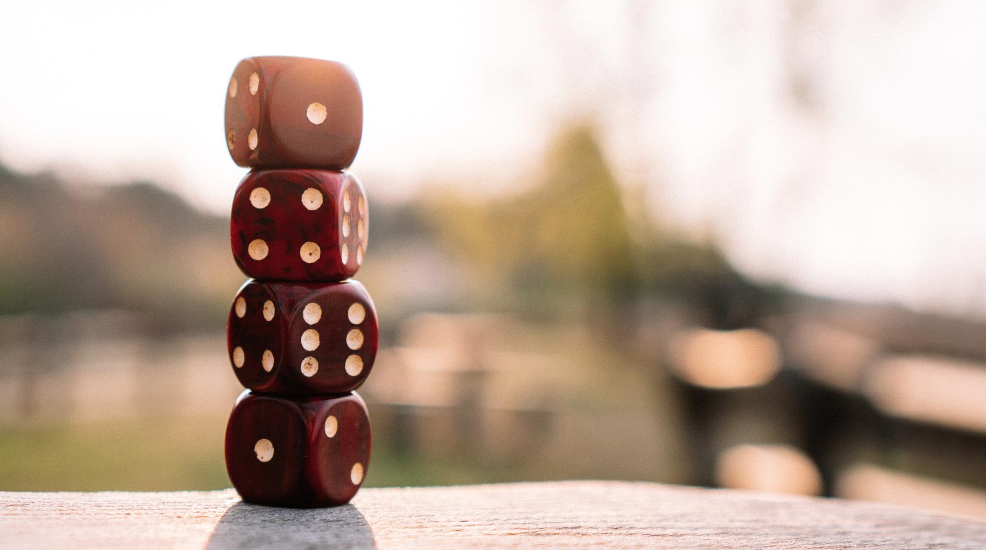 Staplade, röda tärning på ett bord utomhus, välkommen hösten 2021, Lagotto